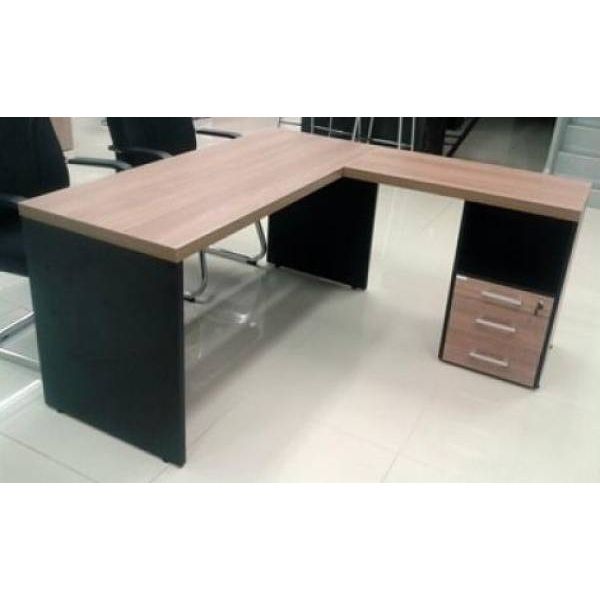 Mesa em L com gaveteiro pedestal